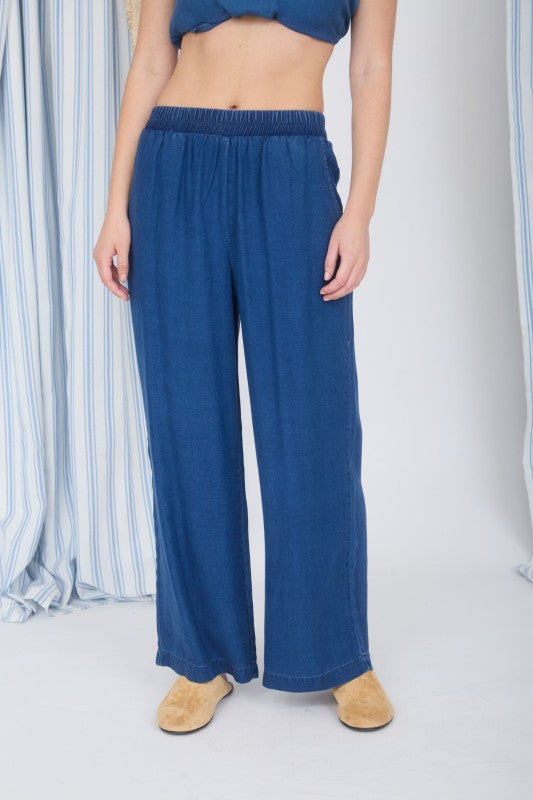 Elastic waist detail on women’s chambray lounge pants