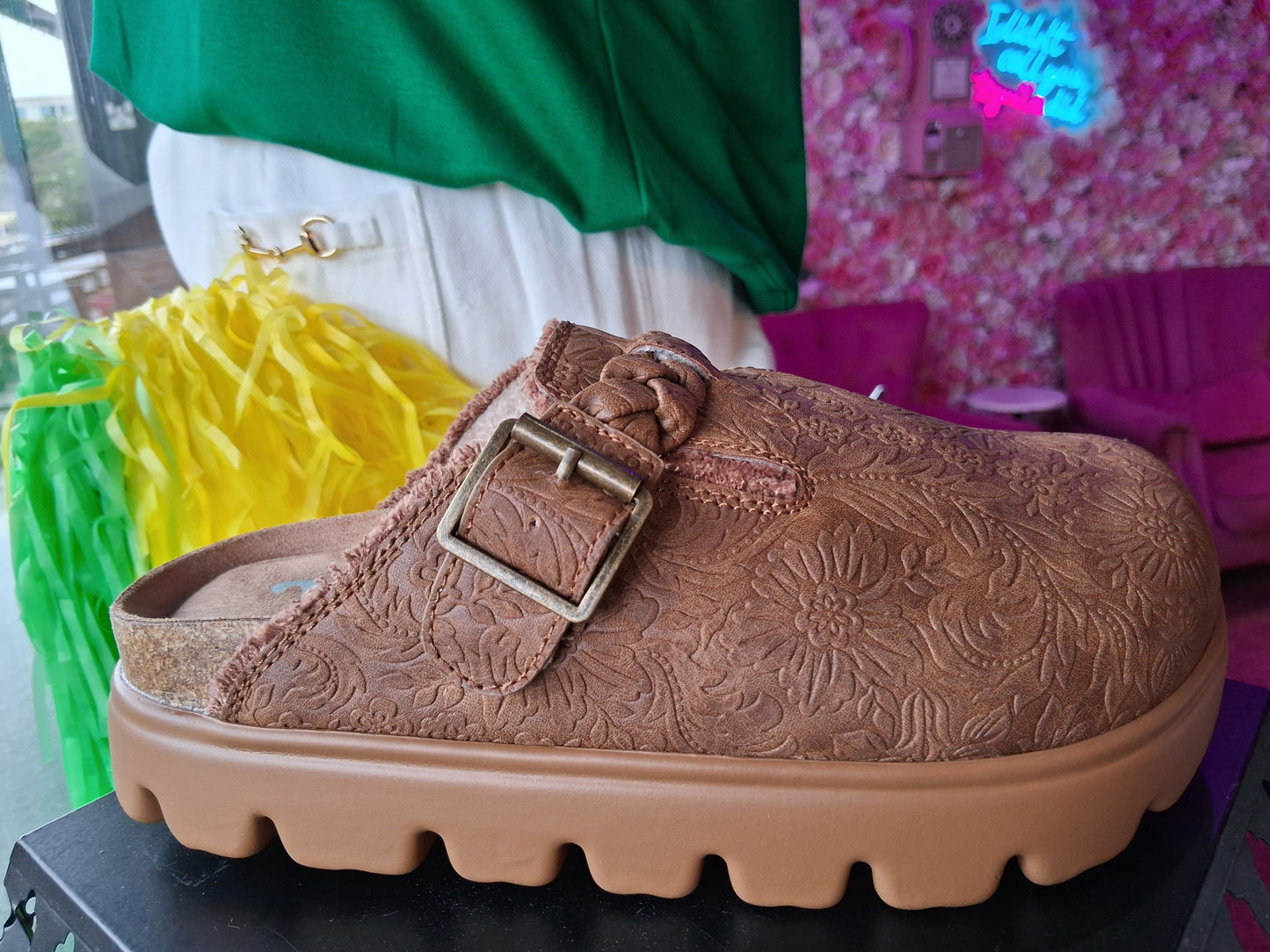 Very G Cali Tooled Clogs – Tan