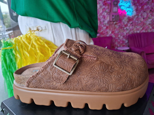 Very G Cali Tooled Clogs – Tan